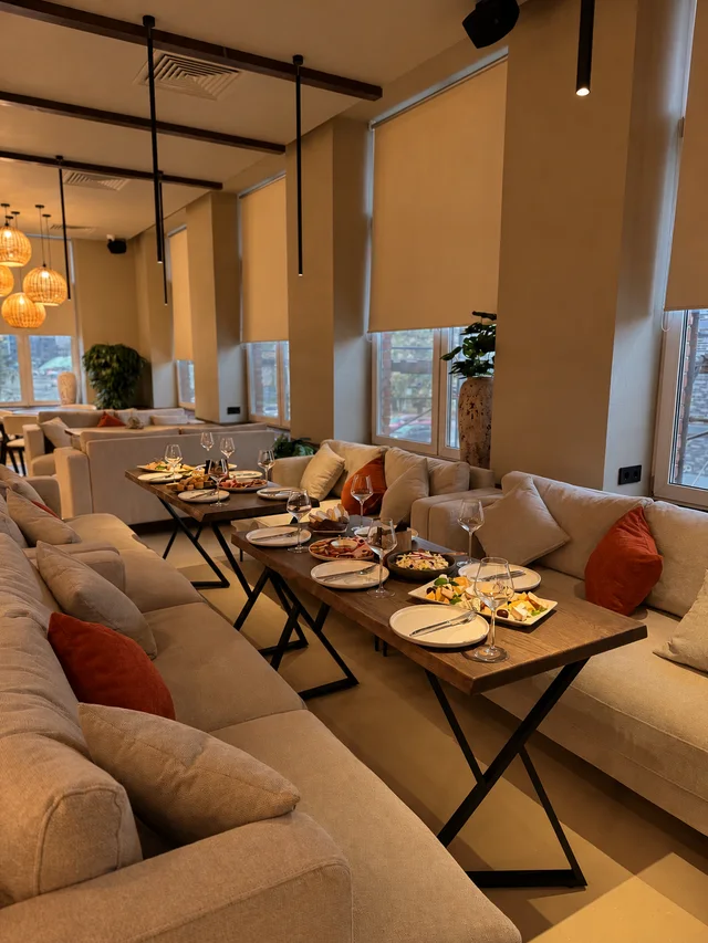 Пространство для вашей компании в TIRTA Lounge