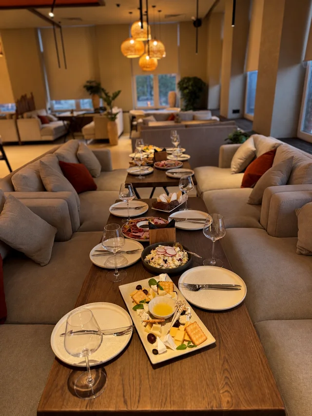 Сервировка для камерного праздника в TIRTA Lounge